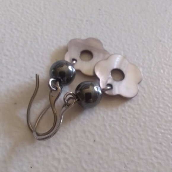 Monochromatic Flower Power! Floral Shell & Hematite Dangle Earrings - Picture 4 of 9